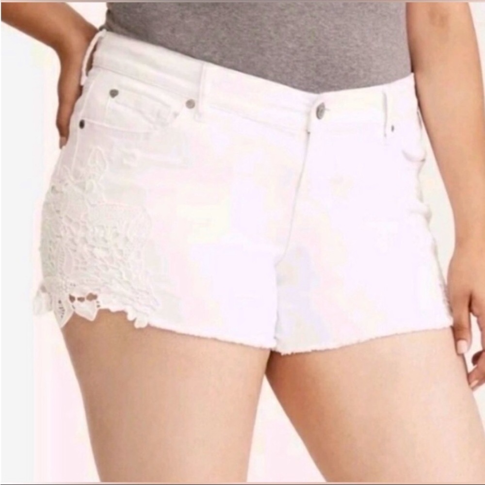Like new Torrid White Denim Jean Shorts Raw hem size 10 5 pockets zip fly